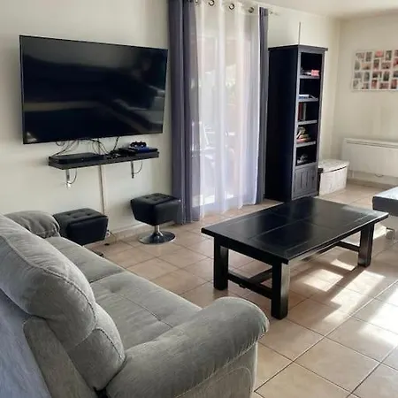 Calme Avec Piscine לאוולאנה