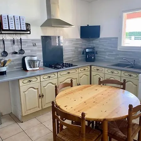 Calme Avec Piscine לאוולאנה